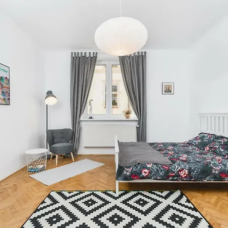Two Separate Bedrooms,10 Min Walk To The Center By Homeclick *