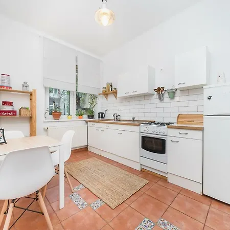 Two Separate Bedrooms,10 Min Walk To The Center By Homeclick